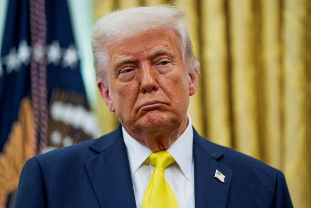 도널드 트럼프 미국 대통령이 18일(현지시간) 미국 워싱턴DC 백악관에서 열린 메디케어 및 메디케이드 서비스 센터(CMS)의 메흐메트 오즈 청장의 취임식에서 연설을 듣고 있다. 로이터 연합뉴스